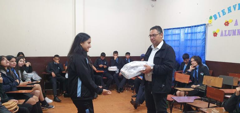 A pesar de la falta de rubros y poco espacios en las salas, los alumnos comenzaron con entusiasmo las clases en el Colegio Nacional Virgen Medalla Milagrosa.
