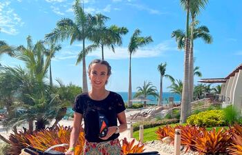 Cecilia Cabello con su bicicleta y el trofeo que se adjudicó en su categoría en el 70.3 Manta, Ecuador de Ironman. (Gentileza)