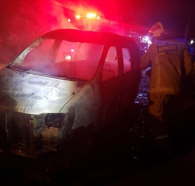 Bomberos voluntarios acudieron al lugar para sofocar el fuego, pero para entonces el vehículo ya había sido consumido completamente.