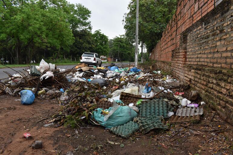 Por falta de recolección de basura, pululan los minivertederos clandestinos en la ciudad de San Antonio. Este basural es al costado de la parroquia local.