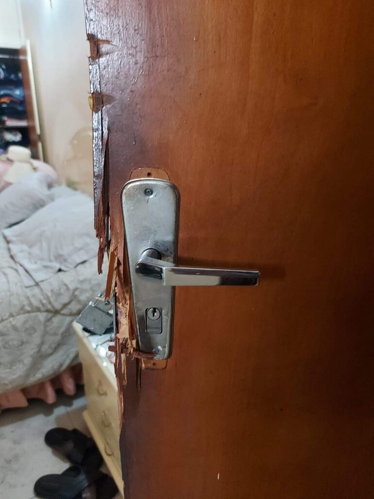 Para ingresar a la vivienda los desconocidos rompieron puertas y se rebuscaron por toda la casa.