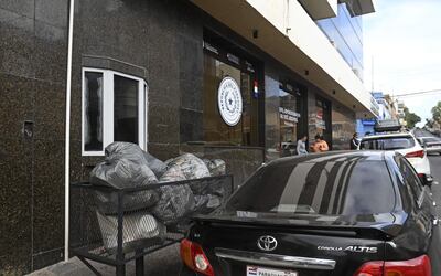 Basura acumulada frente al Ministerio del Trabajo en el primer día de corte del servicio como medida por parte del municipio.