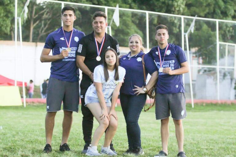 Troadio Duarte en compañía de su mujer y sus hijos.