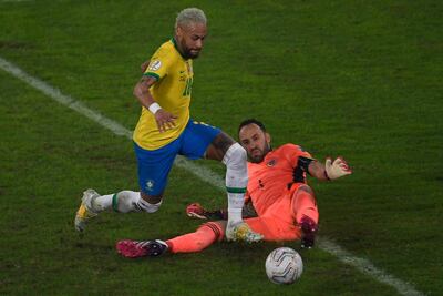 Neymar supera la salida del arquero colombiano David Ospina durante el partido que Brasil ganó 2-1.