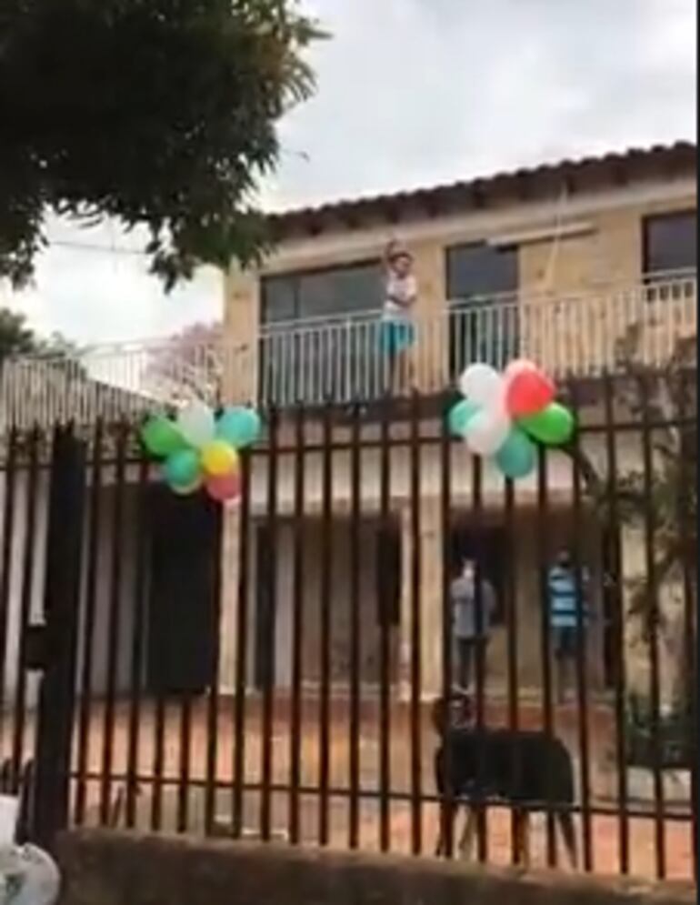 El joven salió a saludar a sus vecinos