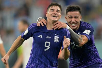 Julián Álvarez (i) festeja con el compañero Enzo Fernández tras anotar el segundo tanto en la victoria 2-0 que logró ayer Argentina sobre Polonia para sellar la clasificación de los octavos de final.