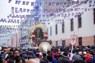 Una de las procesiones del Señor de los Milagros, en Lima, Perú.
