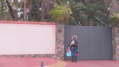 María Laura Miers Espínola, funcionaria del Congreso con un salario mensual de G. 10 millones, estaciona su vehículo en la vía pública e ingresa a la casa del exsenador cartista condenado Óscar González Daher, para hacer oficina.