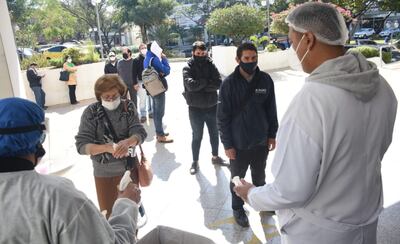 Fila de contribuyentes que acuden a la Municipalidad a pagar sus tributos, licencias, etc.