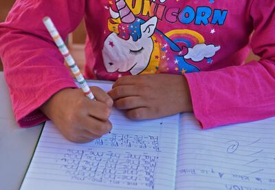 Una alumna de una escuela pública de Asunción escribe en su cuaderno.