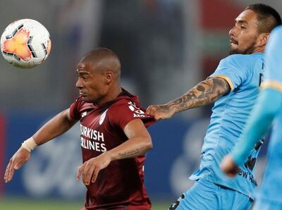 Roque Guachiré (d) le toma de la camiseta a Nicolás de la Cruz.