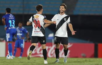 AME9029. MONTEVIDEO (URUGUAY), 05/04/2023.- Guillermo May de Danubio celebra un gol ante Emelec hoy, durante un partido de la Copa Sudamericana, en el Centenario en Montevideo (Uruguay). EFE/ Gastón Britos