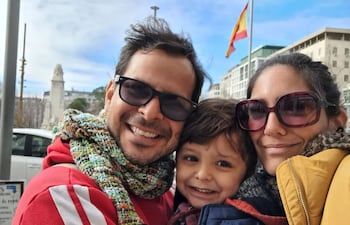 Lucía Sapena con su esposo Diego Maldonado y su hijo Facundo, recién llegados en Madrid.