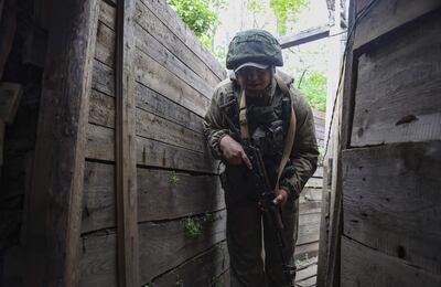 Un combatiente prorruso de la autoproclamada República Popular de Donetsk en una trinchera.