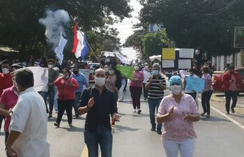 Funcionarios del Hospital San Pablo se manifestaron esta mañana y cerraron de manera intermitente la Avenida De la Victoria de Asunción.