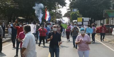 Funcionarios del Hospital San Pablo se manifestaron esta mañana y cerraron de manera intermitente la Avenida De la Victoria de Asunción.