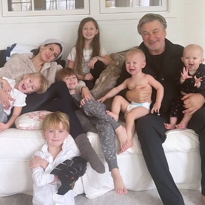 Alec Baldwin y su esposa junto a sus seis hijos. Pronto llegará un nuevo integrante a la familia del actor.