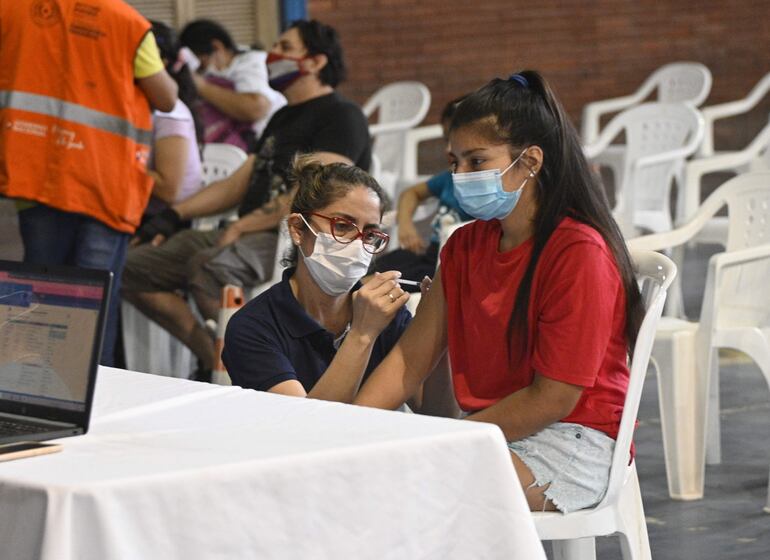 Pese a las críticas, Salud Pública seguirá exigiendo la presentación de los documentos que comprueben la filiación del menor de edad.