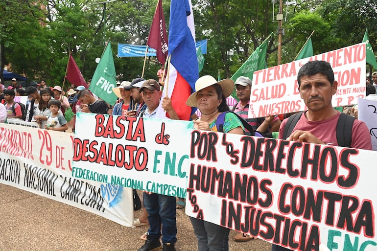 La Federación Nacional Campesina, que se reunió con otras organizaciones sociales en la Plaza Italia, reclama el respeto a los Derechos Humanos en el país.