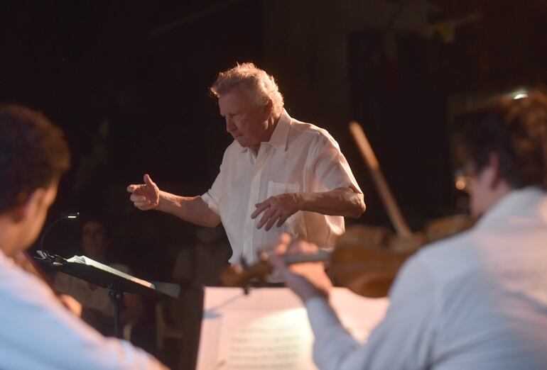 Luis Szaran dirigiendo al conjunto vocal e instrumental.