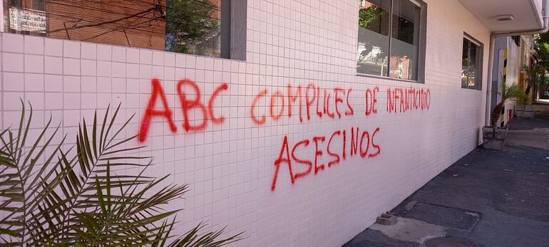 El grupo de fanáticos antivacunas, en un acto de vandalismo, grafiteó paredes del diario ABC Color.