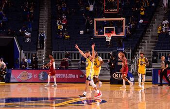 Stephen Curry tuvo una gran actuación en los Warriors