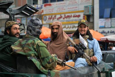 Combatientes talibanes en patrulla en Kabul, este martes.