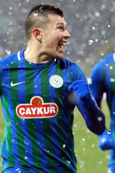 Festejo bajo la nieve de Braian José Samudio, luego de marcar ayer su gol, con tiro penal.