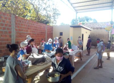 Pobladores de    Cañadita se disponen a entregar los alimentos.