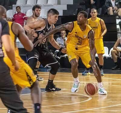 El americano Jordan Reed de los Gold, incursiona frente al liberteño Rodney Mercado.