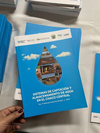 El libro sobre sistemas de captación de agua fue el resultado de tres años de trabajo e investigación.