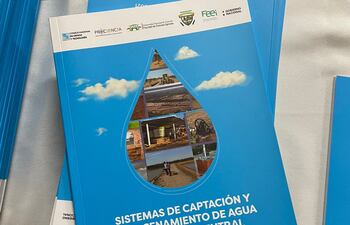 El libro sobre sistemas de captación de agua fue el resultado de tres años de trabajo e investigación.