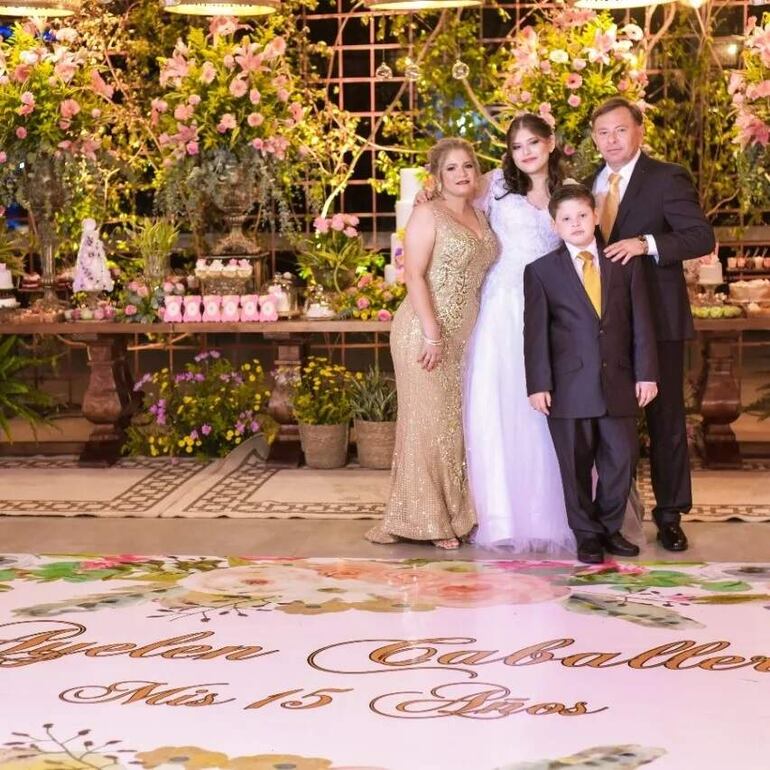 La quinceañera junto a sus padres Lizzie Godoy y César Caballero, y su hermano Josué.