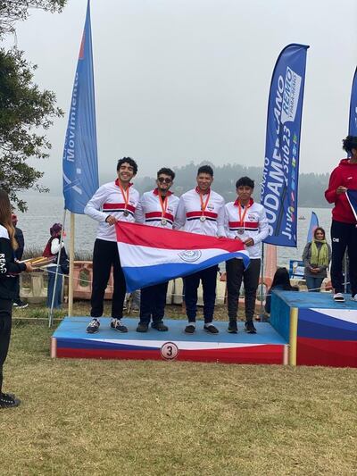 Los atletas Santino Ortega, Guillermo Brítez, Anthony Madan y Gonzalo Ruiz, con presea de bronce en Chile.