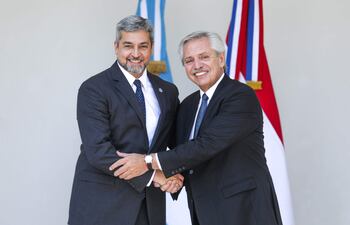 Esta imagen publicada por la Presidencia de Argentina muestra al presidente argentino Alberto Fernández (derecha) estrechando la mano del presidente paraguayo Mario Abdo Benítez (izq.) durante una reunión en la Residencia Presidencial Olivos en Olivos, provincia de Buenos Aires, Argentina, el 10 de marzo de 2023.