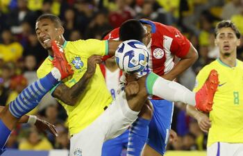 El volante albirrojo Nelson Gauto busca conectar de cabeza ante la presencia del ofensivo brasileño Stênio Zanetti.