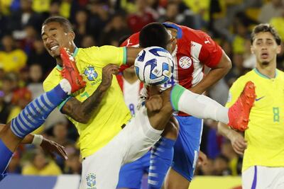 El volante albirrojo Nelson Gauto busca conectar de cabeza ante la presencia del ofensivo brasileño Stênio Zanetti.