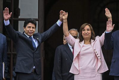 En esta foto de archivo tomada el 21 de noviembre de 2022, el presidente peruano Pedro Castillo (izquierda) saluda a los medios junto a la vicepresidenta Dina Boluarte.
