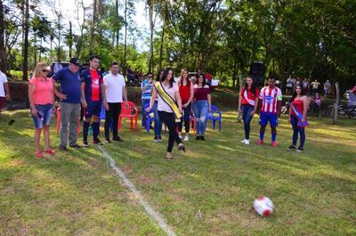 El puntapié para el inicio del torneo del Campeonato de la División de Honor, estuvo a cargo de la reina de la  Liga Acahiense Mayra Caballero.