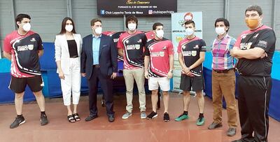 Directivos y jugadores del Club Lapacho de tenis de mesa mostrando las nuevas indumentarias.