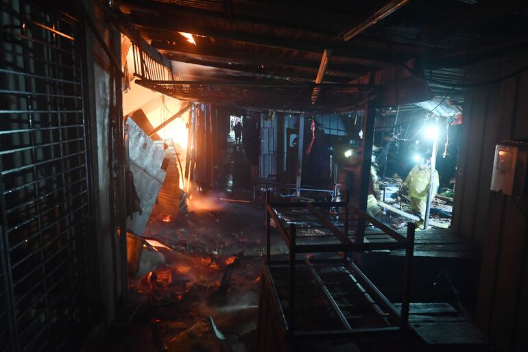 Pasillos del Mercado 4 de Asunción en la madrugada de este miércoles. 