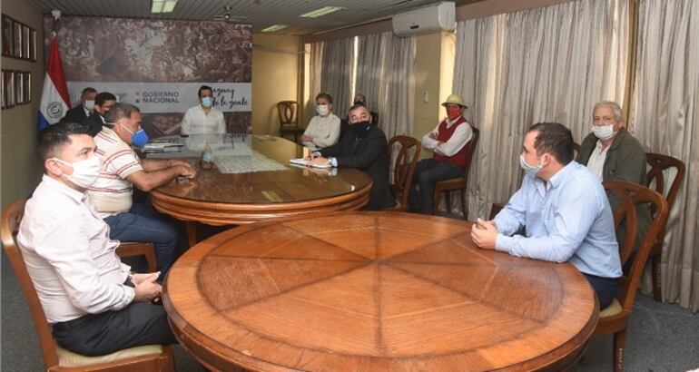 Intendentes de Guairá y los ministros Rodolfo Friedmann, Liz Cramer y Emilio Fúster, se reunieron al filo de este medio día en la sede del Ministerio de Agricultura.