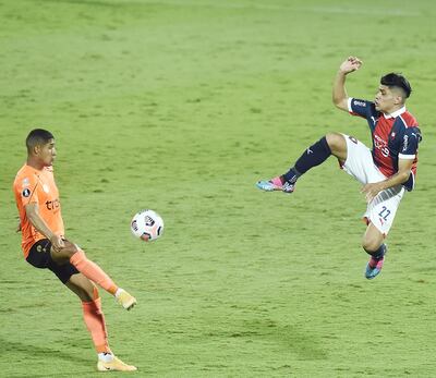 No estuvo en el nivel acostumbrado Claudio Aquino, al que se lo ve en la foto en una jugada peligrosa frente a Darwin J. González, de La Guaira.