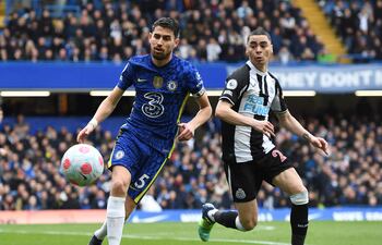 Miguel Almirón (d) y Jorginho disputan el balón durante el partido que Chelsea ganó ayer 1-0 al Newcastle.