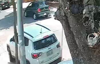 Automóvil con chapa robada que montaba "guardia" frente a la vivienda de la legisladora Kattya González.