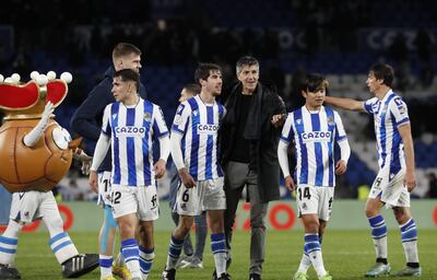 El entrenador de la Real Sociedad, Imanol Alguacil (3-d), felicita a sus jugadores tras el triunfo ante el RCD Mallorca en su partido de octavos de Copa del Rey, este martes en el estadio Reale Arena en San Sebastián