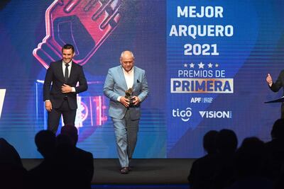 Francisco Arce, con el premio del "Entrenador destacado del año", que recibió de las manos de Justo Villar.