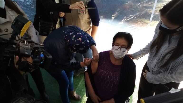 Una mujer se aplica una de las dosis de la vacuna contra el COVID-19 en el Parque de Villa Elisa.