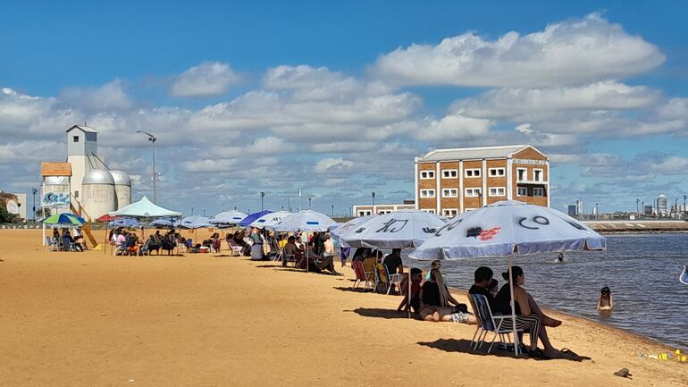 Playa San José en la mañana.