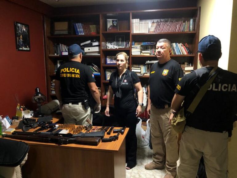 La fiscala Ruth Benítez y el comisario Sergio Insfrán, quienes estuvieron a cargo del procedimiento.